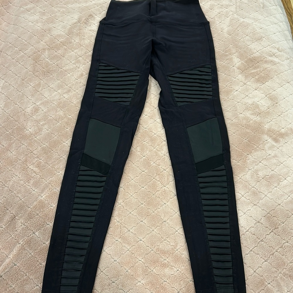 Alo yoga moto leggings in black